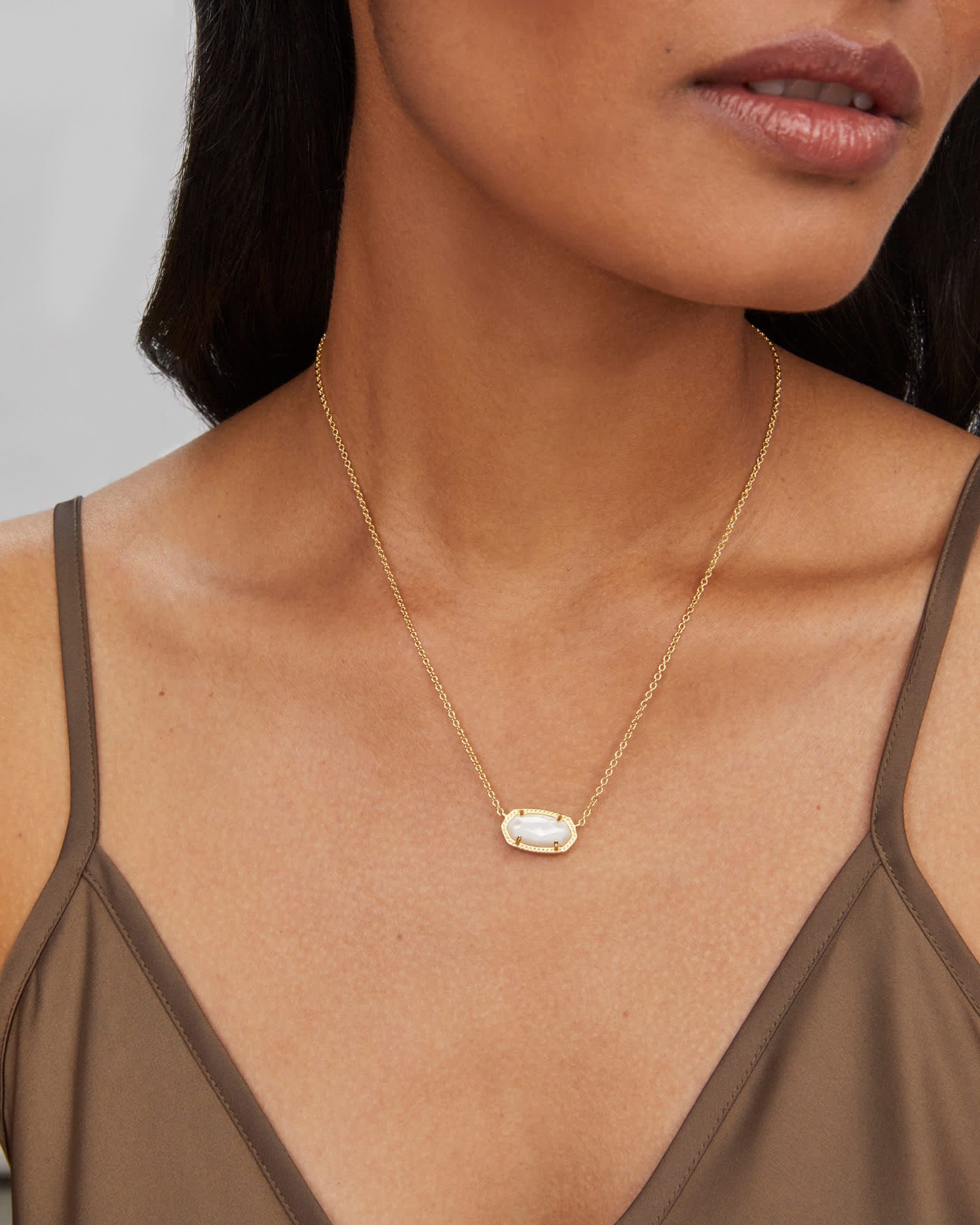 Kendra Scott Elisa Pendant Necklace in Gold with White Mother of Pearl